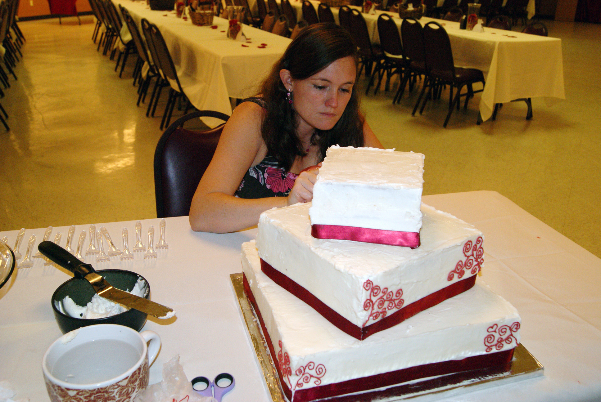 pictures of purple and white wedding cakes